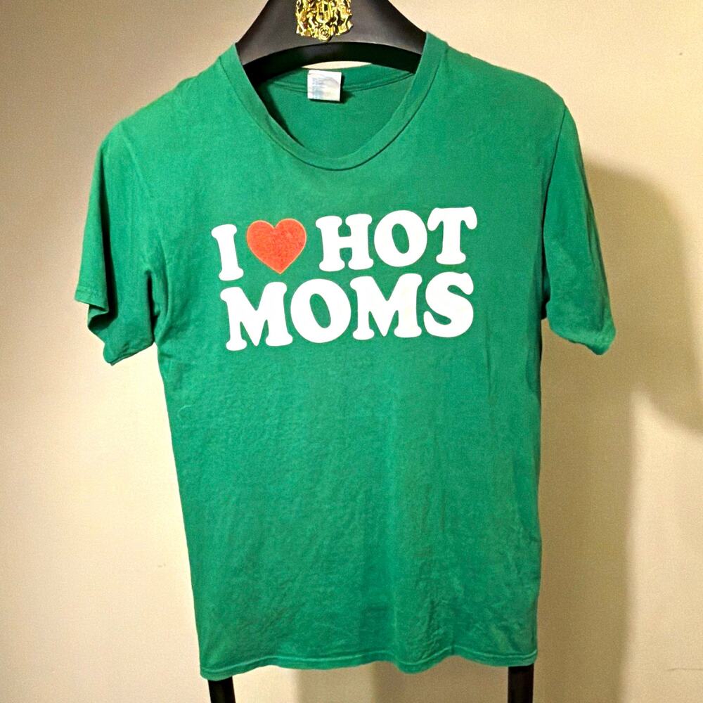I Love Hot Moms SmallGreen Heart Graphic Cotton T-Shirt